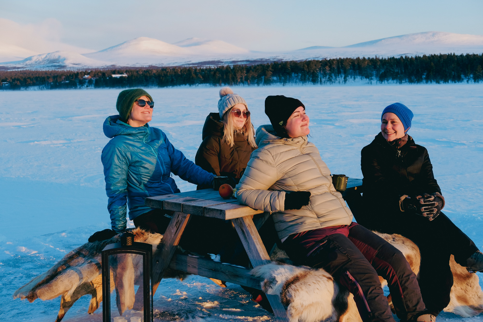 Gruppe på vintertur i fjellandskap nær Johnsgård
