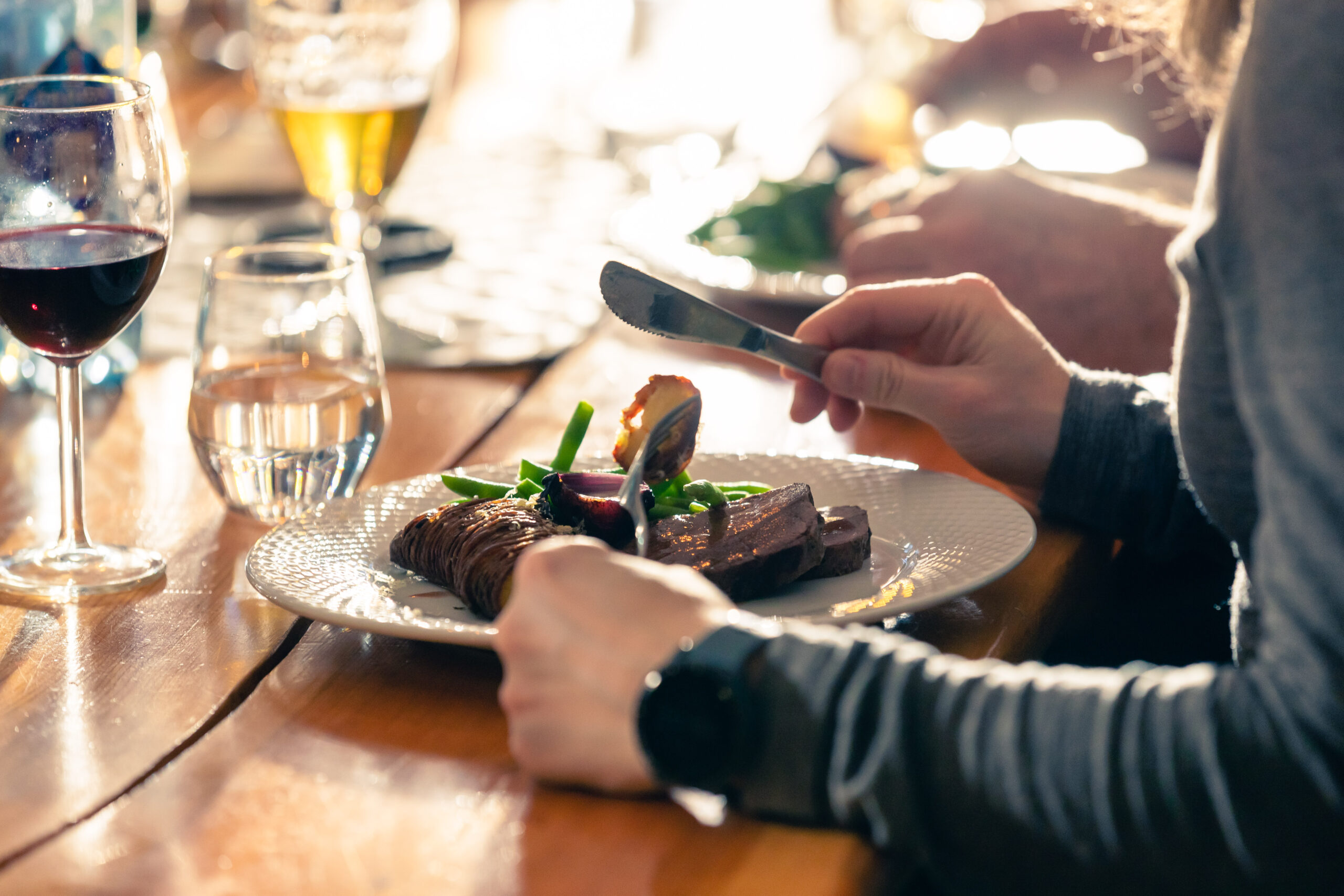 Felles middag med varm mat og lokale råvarer på Johnsgård