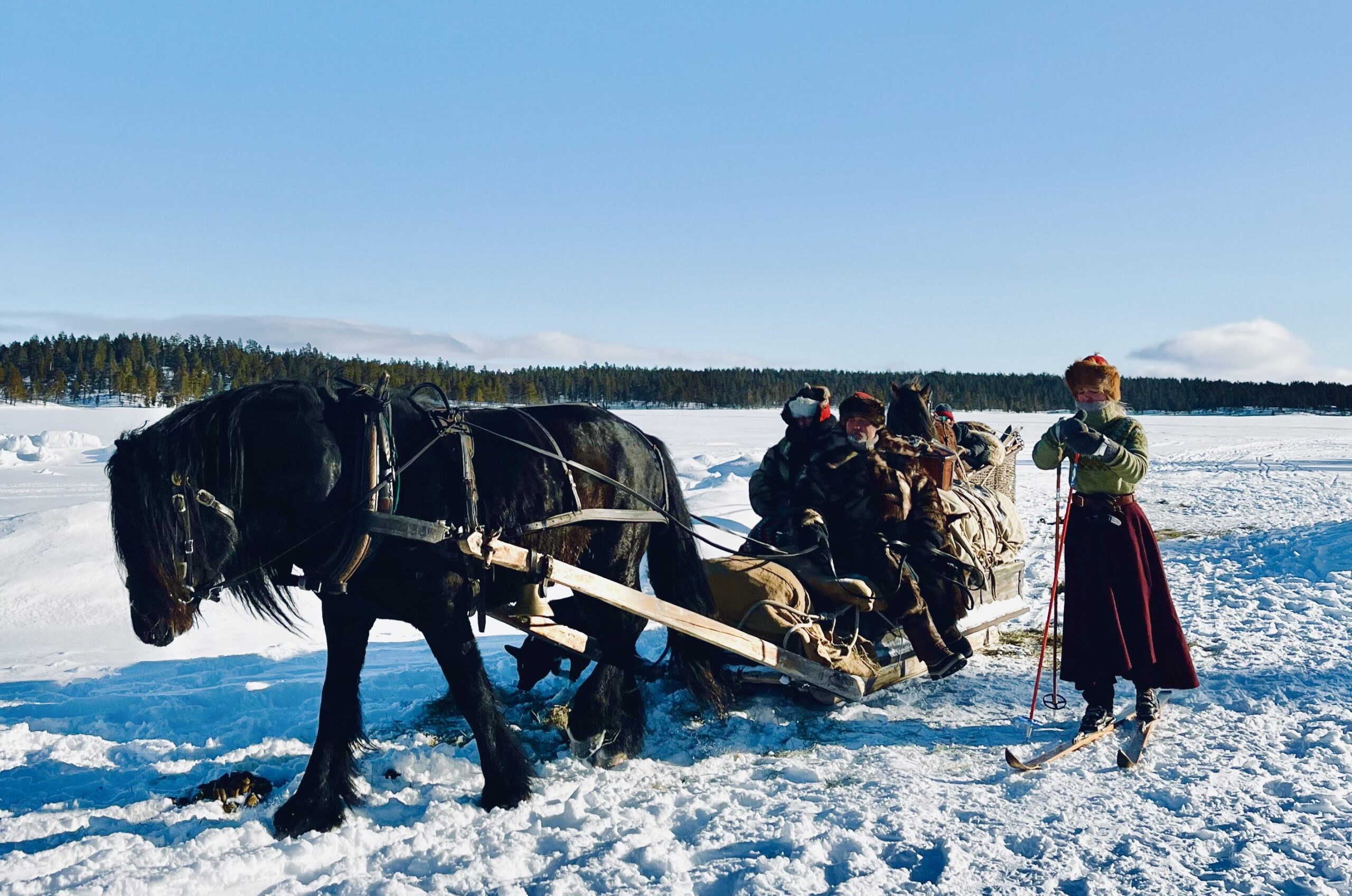Lasskjører og skiløper på vei til rørosmartnan