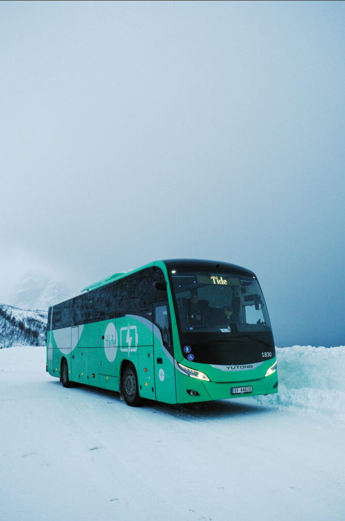 Tide Horisont Buss i vinterlandskap