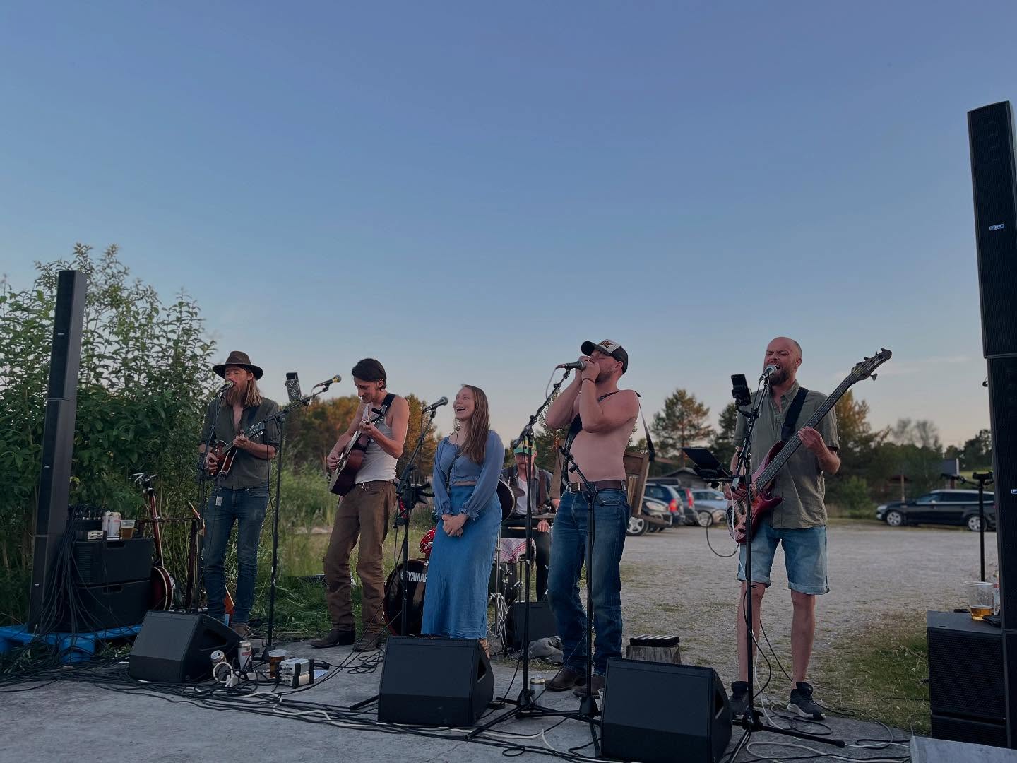 south by the river band spiller konsert på brygga