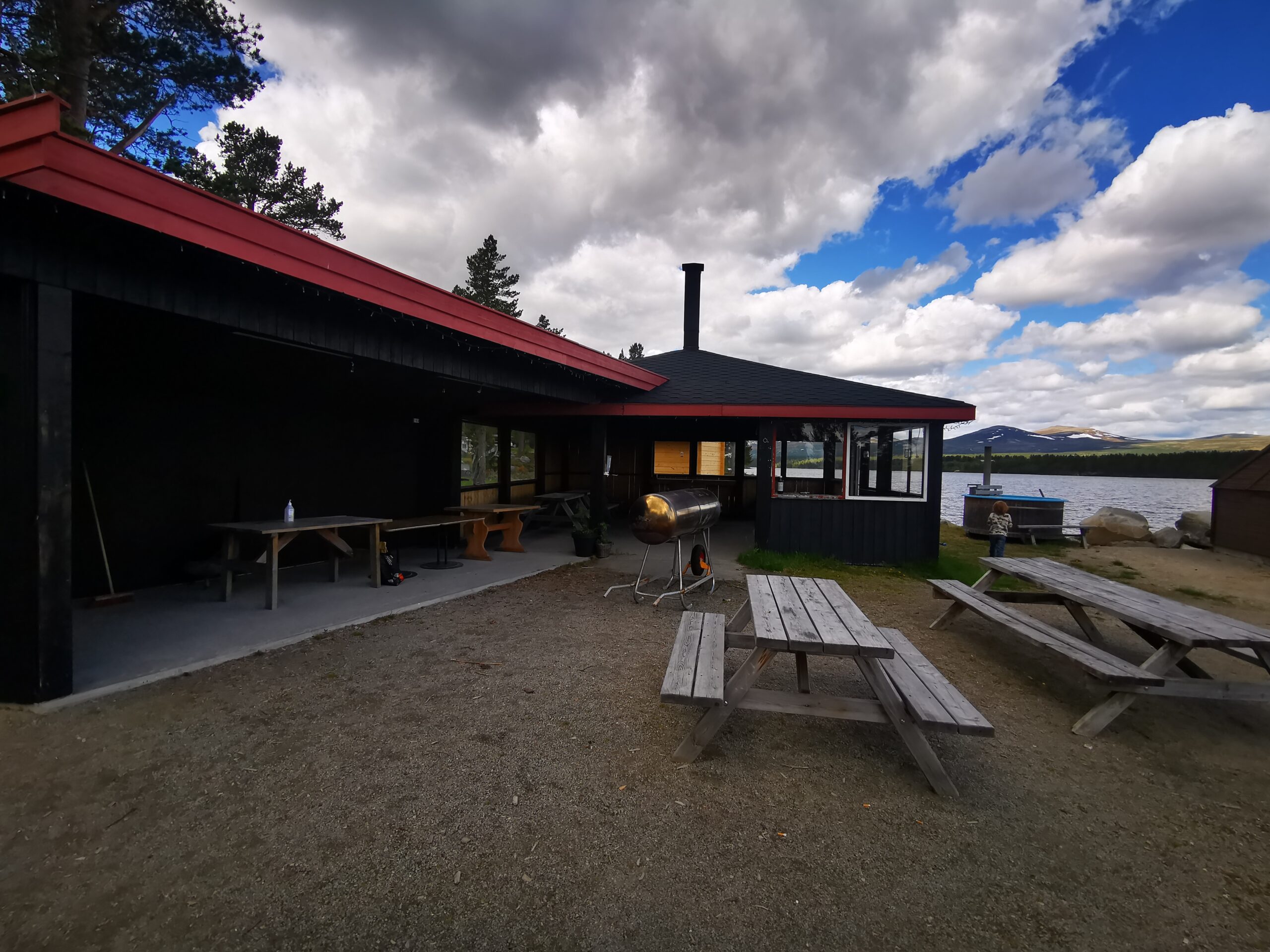 sjøen scena grillhus brygga